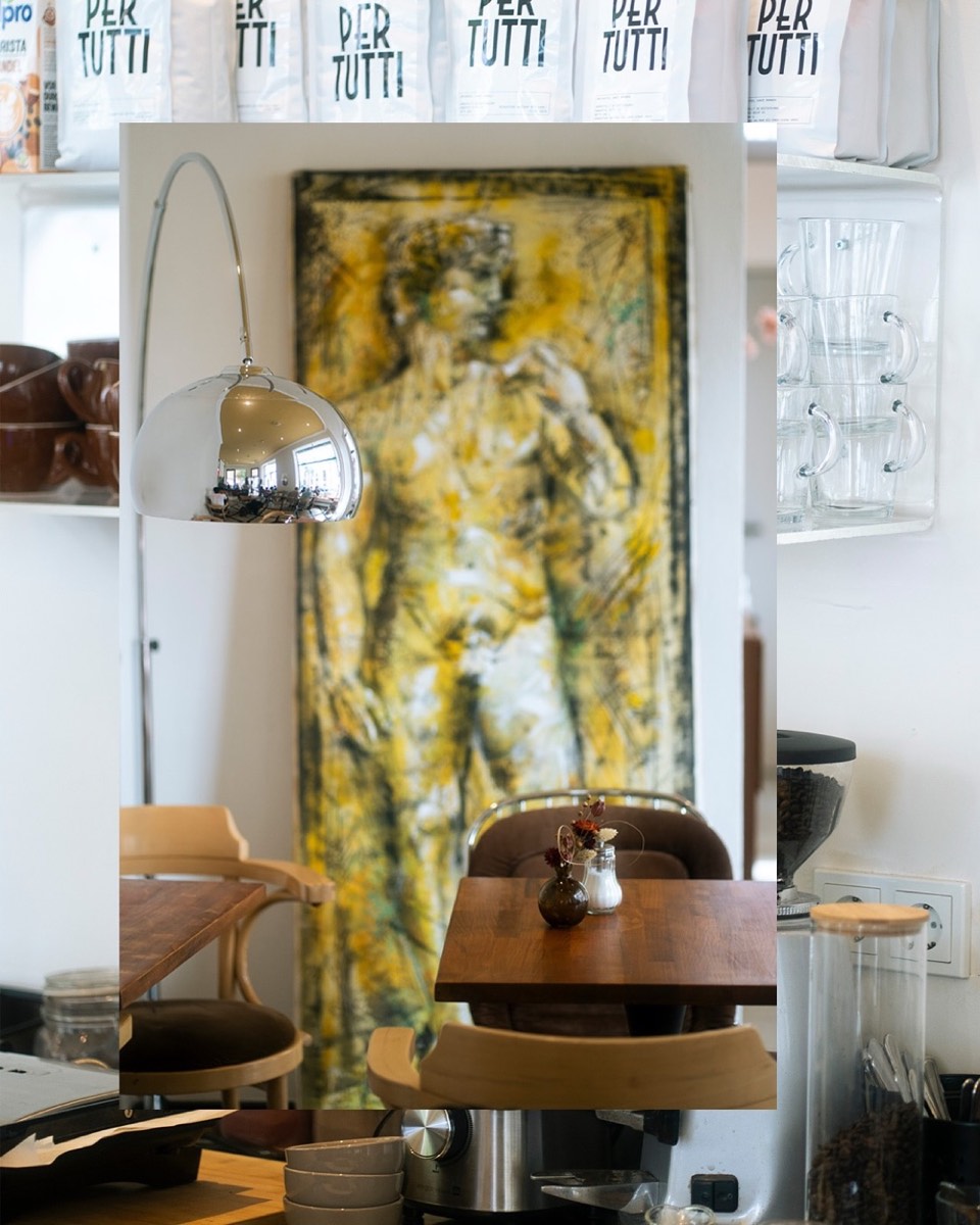 PER-TUTTI-Kaffeetüten über dem Kunstwerk im Café